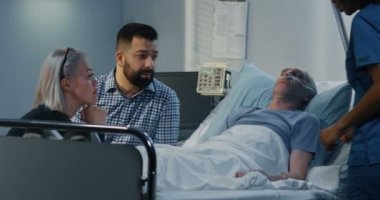 Aile arasında hastanede yatan adam