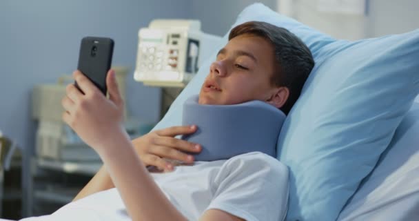 Teenager patient using cell phone in hospital — Stock Footage Teenager patient using cell phone in hospital Stock Video
