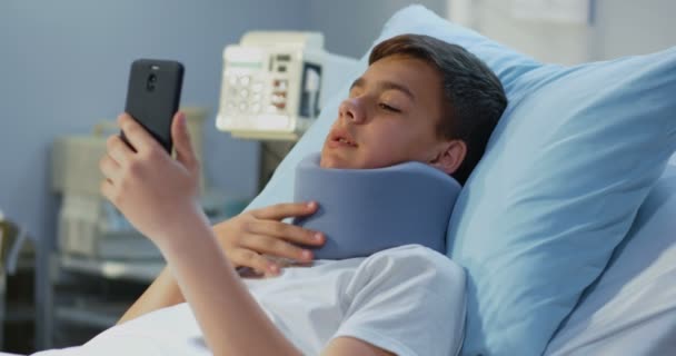 Teenager patient using cell phone in hospital — Stock Video