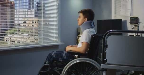 Patient adolescent assis en fauteuil roulant à l'hôpital — Video