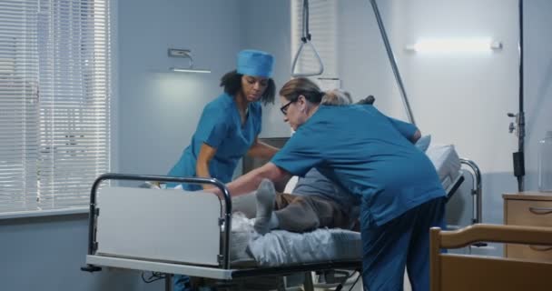 Patient masculin utilisant une béquille à l'hôpital — Video