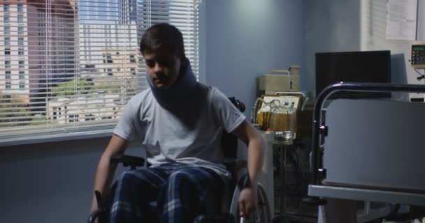 Patient adolescent assis en fauteuil roulant à l'hôpital — Video