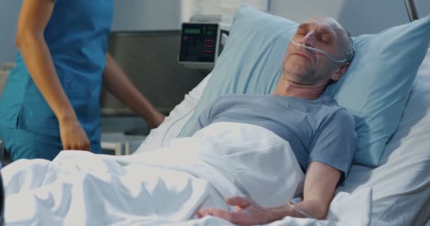 Man lying in hospital bed — Stock Video