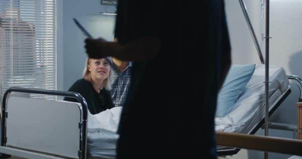 Paciente do sexo feminino deitada no leito hospitalar — Vídeo de Stock