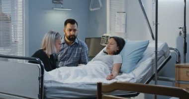 Hastanede yatan kadın hasta