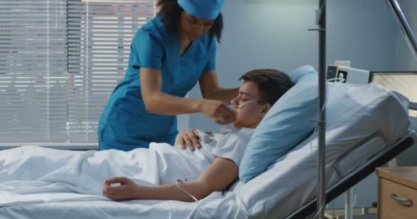 Krankenschwester passt Ausrüstung des Patienten an — Stockvideo