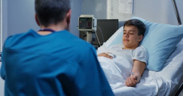 Teenager Patient im Gespräch mit seinem Arzt im Krankenhaus — Stockvideo