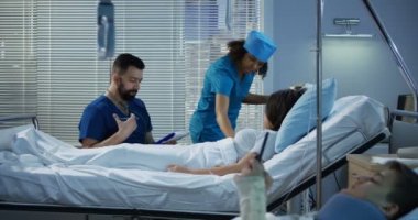 Hastane odasında hastalar ve doktorlar