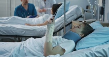 Hastane odasında hastalar ve doktorlar