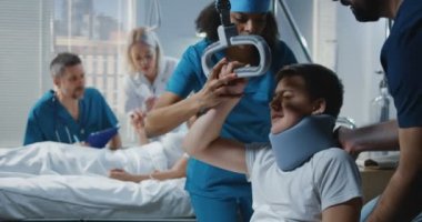 Hastane odasında çalışan hemşire ve doktorlar
