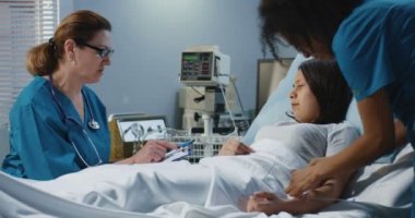 Doktor hastayı hastanede ziyaret ediyor.