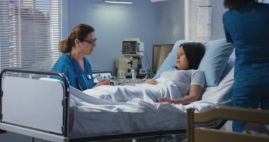 Doktor hastayı hastanede ziyaret ediyor.