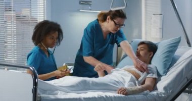 Genç hastayı ziyaret eden kadın doktor