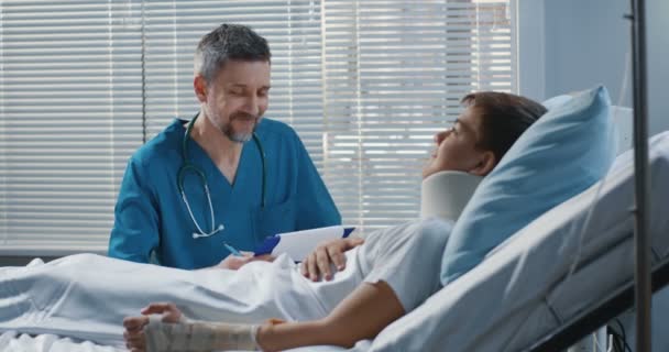 Homme médecin visitant adolescent patient à l'hôpital — Video