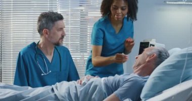 Doktor hastayı hastanede ziyaret ediyor.