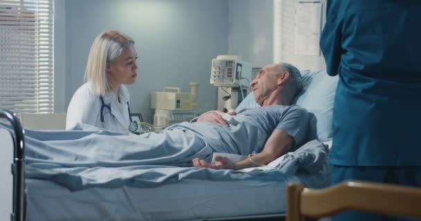 Médico visitando al paciente en el hospital — Vídeo de stock