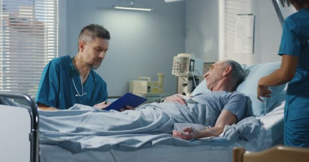Doktor navštěvující pacienta v nemocnici — Stock video