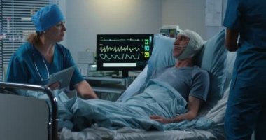 Hemşire pamuklu bez ile hastaların ağız yağlama