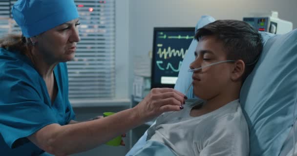 Krankenschwester schmiert Patienten den Mund mit Wattestäbchen — Stockvideo
