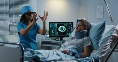 Tanı tartışırken VR kulaklığı kullanan doktor