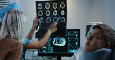 Doktor hasta ve akrabası ile tanı tartışıyor