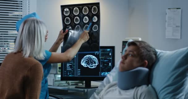 Doctor discussing diagnosis with patient and his relative — Stock Footage Doctor discussing diagnosis with patient and his relative Royalty Free Stock Footage