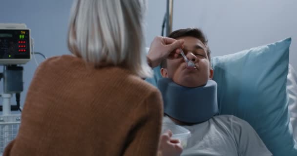 Yaralı oğlunu hastanede besleyen anne — Stok video