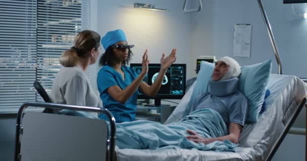 Médecin utilisant un casque VR pendant la discussion du diagnostic — Video