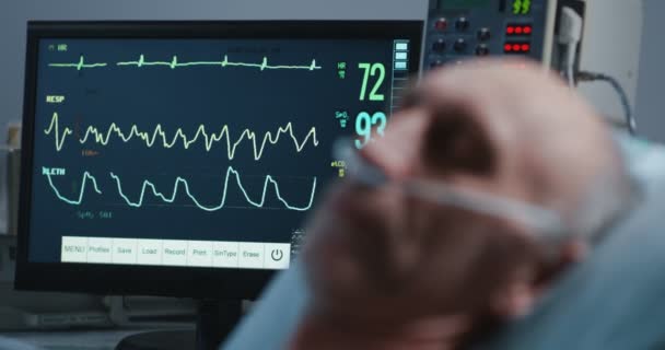 Спящий пациент и кардиомонитор — стоковое видео