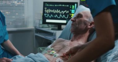 Doktor hastayla konuşuyor.