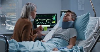 Yaralı oğlunu hastanede besleyen anne