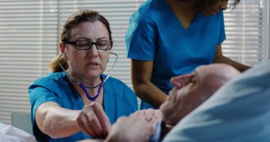 Hastanede doktor ve hasta arasında konuşma