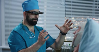 Tanı tartışırken VR kulaklığı kullanan doktor