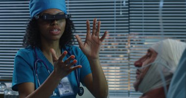 Tanı tartışırken VR kulaklığı kullanan doktor