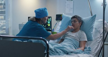 Hemşire pamuklu bez ile hastaların ağız yağlama