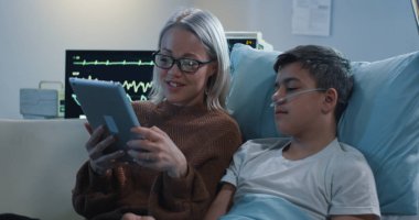 Anne hasta oğluna yüksek sesle okuma