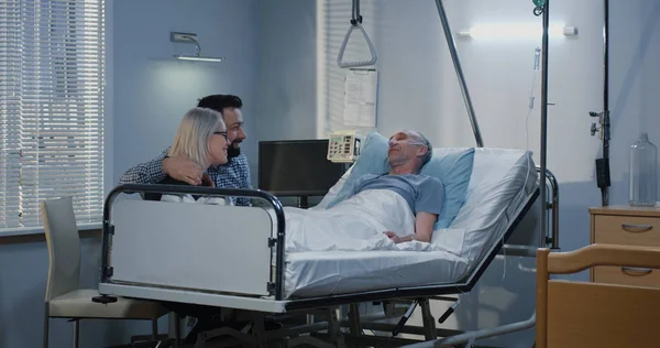 家族の間で病院に横たわっている男性患者 — ストック写真