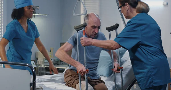 Male patient using crutch in hospital — Stock Photo, Image