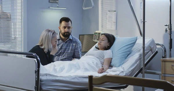 Female patient lying in hospital — Stock Photo, Image