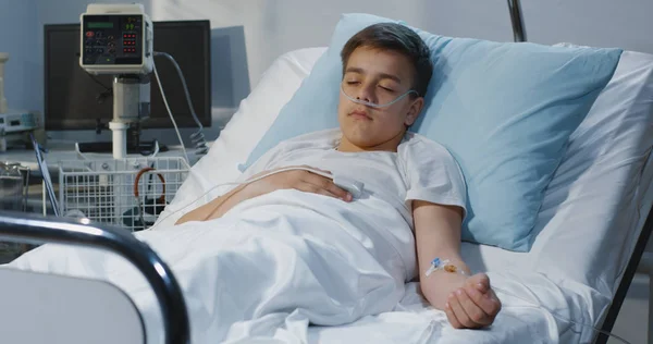 Teenager boy lying in hospital — Stock Photo, Image