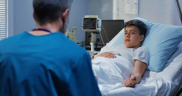 Paciente adolescente hablando con su médico en el hospital — Foto de Stock