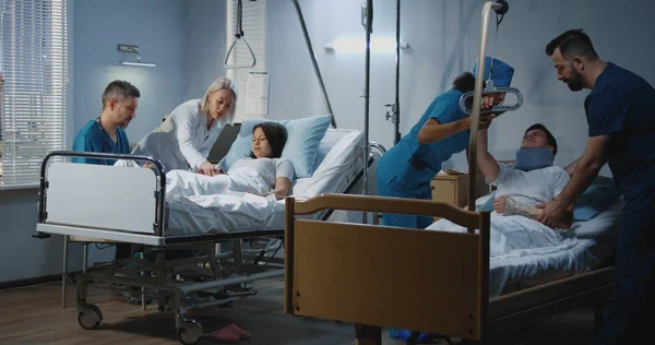 Hastanede ki hastalarla ilgilenen doktor ve hemşireler — Stok fotoğraf