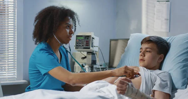 Medico femminile in visita paziente adolescente — Foto Stock