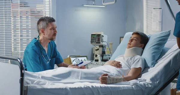 Doktor odwiedzając nastolatek pacjenta w szpitalu — Zdjęcie stockowe