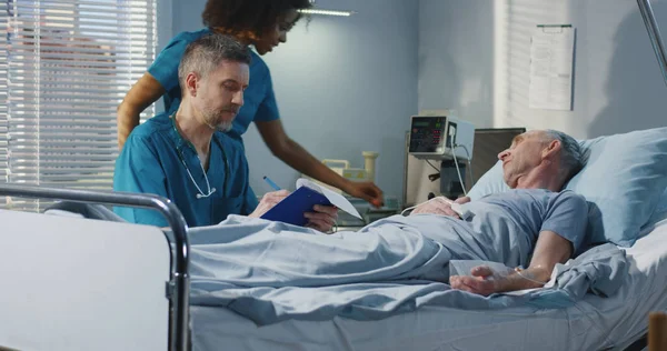 Doctor visiting patient in hospital — Stock Photo, Image