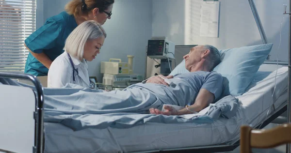 Doctor visiting patient in hospital — Stock Photo, Image