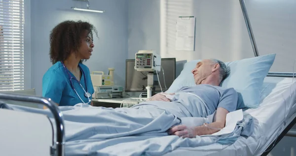 Arzt besucht Patient im Krankenhaus — Stockfoto