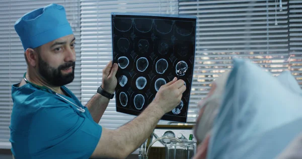Γιατρός που δείχνει την εικόνα τομογραφία εγκεφάλου σε ασθενή — Φωτογραφία Αρχείου