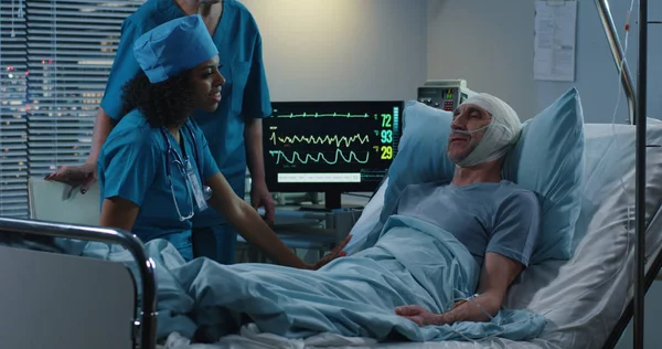 Yaşlı hastayla konuşan kadın doktor