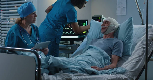 Yaşlı hastayla konuşan kadın doktor